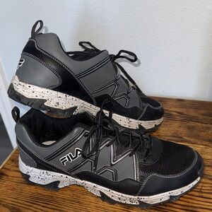 Fila Men's Gray and Black Athletic Shoes with Speckled Midsole 4E